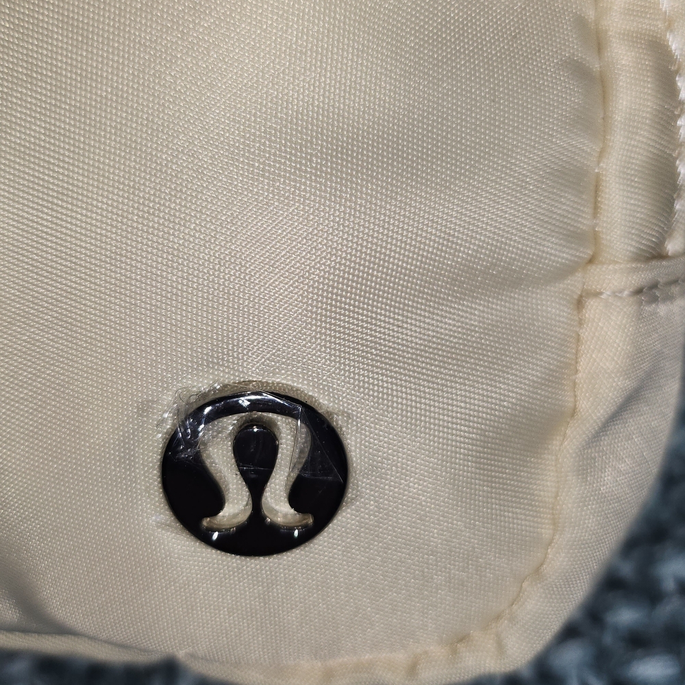 Lululemon Ivory Everywhere Belt Bag. 1L NEW w/tag. - Picture 4 of 4